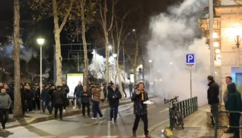 Shoqërimi i të miturit/ Policia: Po gjuante me gurë, pas verifikimit e lamë të lirë