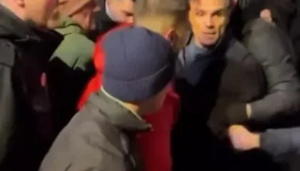 Shpalosja e flamurit kombëtar shqiptar shkakton tensione në protestën e Novi-Sadit