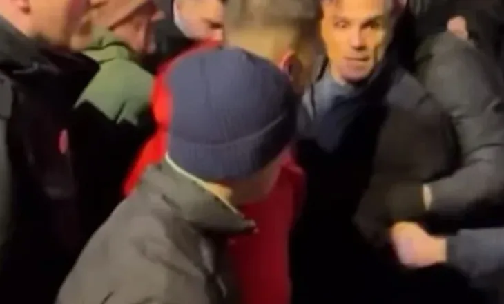 Shpalosja e flamurit kombëtar shqiptar shkakton tensione në protestën e Novi-Sadit