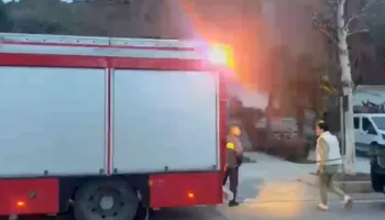 Shpërthen një bombol gazi pranë shkallëve të një restoranti në Vlorë, dyshohet se shkak u bë një zjarr i ndezur nga banorët
