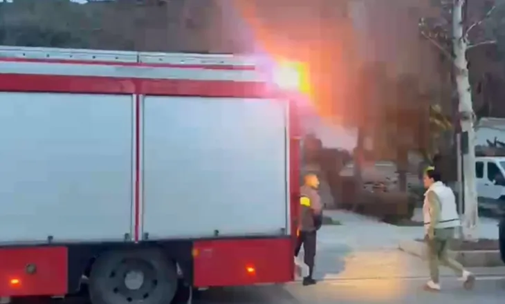 Shpërthen një bombol gazi pranë shkallëve të një restoranti në Vlorë, dyshohet se shkak u bë një zjarr i ndezur nga banorët