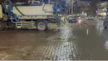 Shpërthen tubi kryesor i ujësjellësit në Vlorë, ‘përmbytet’ bulevardi “Ismail Qemali”