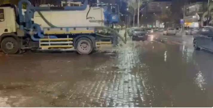 Shpërthen tubi kryesor i ujësjellësit në Vlorë, ‘përmbytet’ bulevardi “Ismail Qemali”