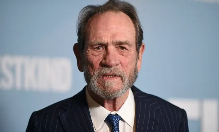 Shqetësim për shëndetin e Tommy Lee Jones, shfaqet në publik për herë të parë që nga vdekja e vajzës së tij