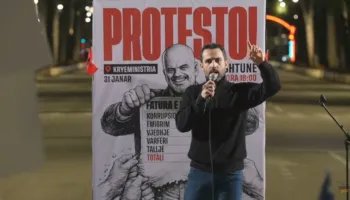 “Shqipëria Bëhet” e Lapajt proteston para Kryeministrisë, i bashkohet edhe deputeti demokrat
