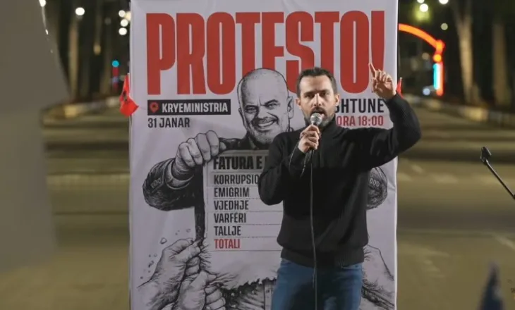 “Shqipëria Bëhet” e Lapajt proteston para Kryeministrisë, i bashkohet edhe deputeti demokrat
