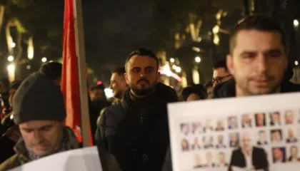 “Shqipëria Bëhet” mblidhet sërish para Kryeministrisë, mes protestuesve edhe deputeti demokrat Besart Xhaferri