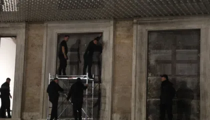 ‘Shqipëria Bëhet’ njofton protestën e radhës, Garda nis blindimin e dyerve të Kryeministrisë