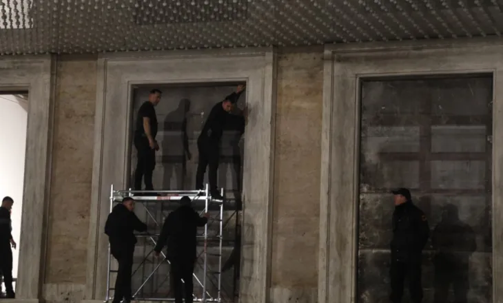 ‘Shqipëria Bëhet’ njofton protestën e radhës, Garda nis blindimin e dyerve të Kryeministrisë