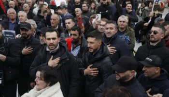 “Shqipëria Bëhet”, protestë para Kryeministrisë, Lapaj: Një diktator matanë oqeanit ra, bota është më e lirë