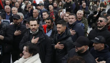 “Shqipëria Bëhet”, protestë para Kryeministrisë, Lapaj: Një diktator matanë oqeanit ra, bota është më e lirë