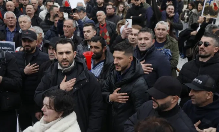 “Shqipëria Bëhet”, protestë para Kryeministrisë, Lapaj: Një diktator matanë oqeanit ra, bota është më e lirë