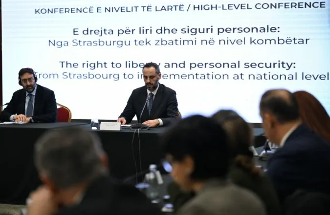 Shqipëria me një nga përqindjet më të larta të paraburgimit në Europë, Lamallari me ekspertët e KiE: “Të ndahemi” nga politika e ashpër penale