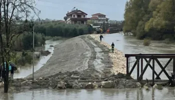 Shqipëria përfshihet nga moti i keq/ Vjosa arrin nivelin 9 metra,  tokë e përmbytur në fshatrat e Vlorës dhe Fierit