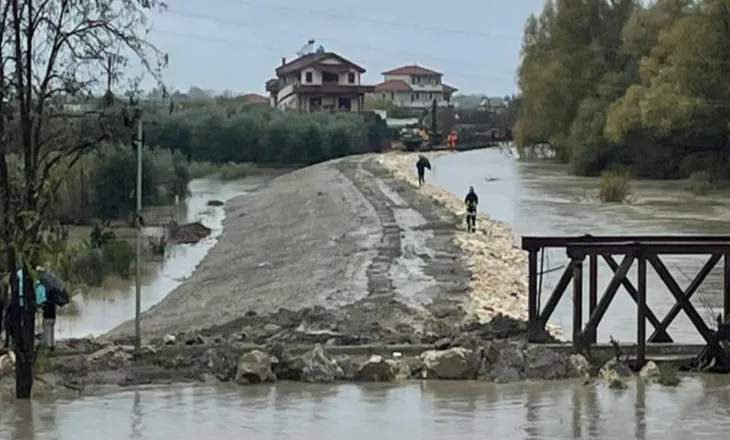 Shqipëria përfshihet nga moti i keq/ Vjosa arrin nivelin 9 metra,  tokë e përmbytur në fshatrat e Vlorës dhe Fierit