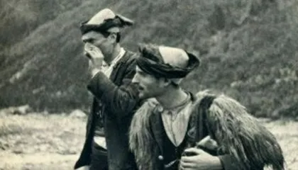 Shqipja, një gjuhë që ende mendon me trupin