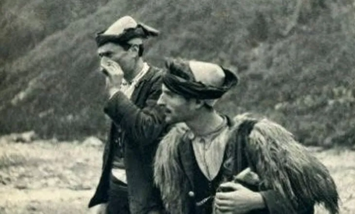 Shqipja, një gjuhë që ende mendon me trupin