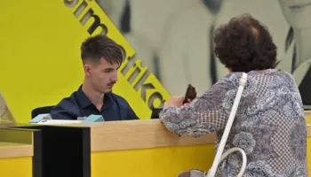 Shqiptarët besnikë ndaj cash-it/ Digjitalizimi bankar ende nën ritmet e vendeve të BE, mungon edukata digjitale