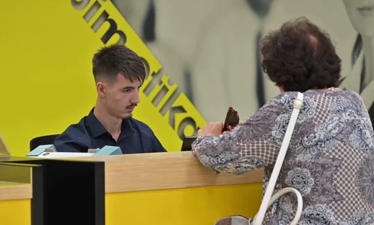 Shqiptarët besnikë ndaj cash-it/ Digjitalizimi bankar ende nën ritmet e vendeve të BE, mungon edukata digjitale