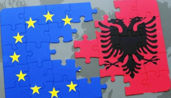 Shqiptarët “lider” të rajonit për mbështetjen e integrimit në BE/ 43% besojnë në anëtarësim brenda 2030-ës