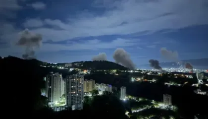 Shtatë shpërthime të forta dhe sirena për sulme ajrore në kryeqytetin e Venezuelës (VIDEO)