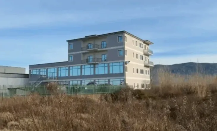 ‘Shtëpi’ bari, armë dhe municion në Lezhë/ Lihen në burg babë e bir, ‘arrest në shtëpi’ për punonjësin e  OSHEE