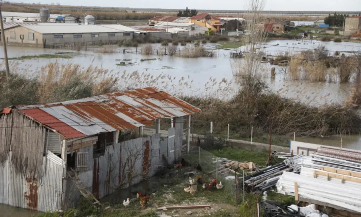 Shtëpi, toka dhe rrugë nën ujë/ Mbrojtja Civile: Situatë e rënduar nga Shkodra tek Durrësi, Berati dhe Gjirokastra