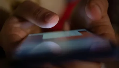 ‘Shufër hekuri të nxehtë në ije” Shitësi i kokainës humbi telefonin e punës, shefi shqiptar i pret gishtat e këmbës