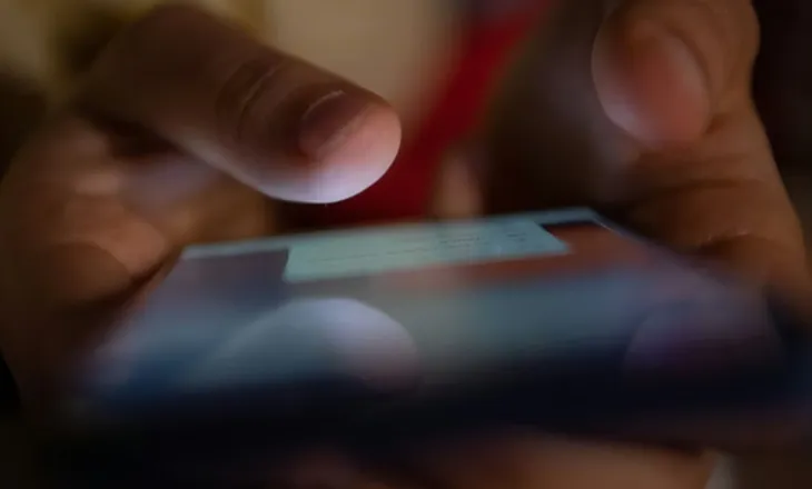 ‘Shufër hekuri të nxehtë në ije” Shitësi i kokainës humbi telefonin e punës, shefi shqiptar i pret gishtat e këmbës