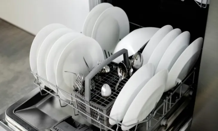 Shumica e njerëzve e ngarkojnë lavastoviljen gabim: Cila është mënyra e duhur për të grumbulluar enët?