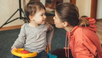 Si të komunikoni më mirë me fëmijët kur nuk kuptoheni