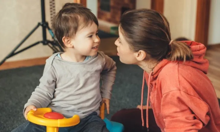 Si të komunikoni më mirë me fëmijët kur nuk kuptoheni