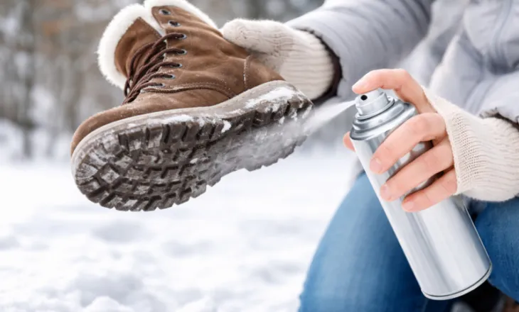 Si të parandaloni rrëshqitjen e këpucëve në akull dhe borë, ky truk i thjeshtë do t’iu ndihmojë