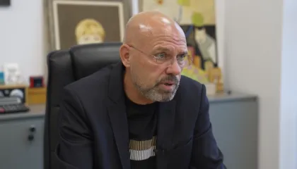 “Sipas burimeve…”, Manjani ironizon teoritë e PD për FBI dhe Ramën: Sot niset për në SHBA me një avokat…