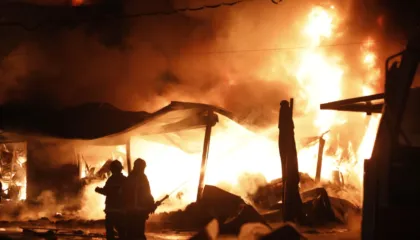 Situata alarmante/ Flakët përfshijnë magazinat tek tregu i rrobave në Tiranë, zgjerohet perimetri i flakëve