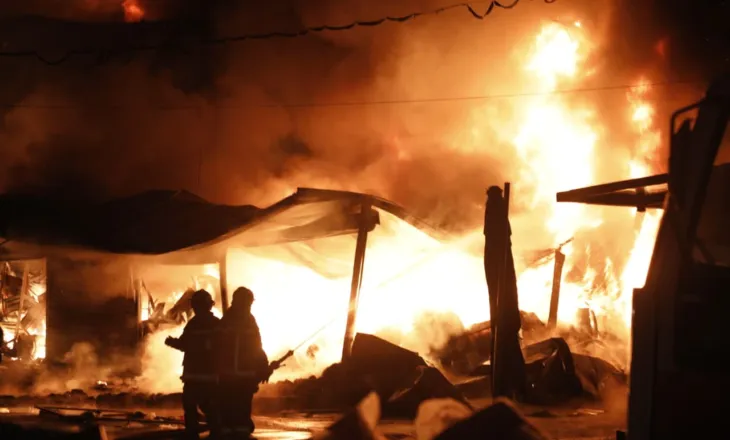Situata alarmante/ Flakët përfshijnë magazinat tek tregu i rrobave në Tiranë, zgjerohet perimetri i flakëve