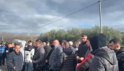 “Situata e përsëritur nga mos pastrimi i kanaleve kulluese”/ Përmbytjet çojnë banorët e fshatit Gjromë në protestë