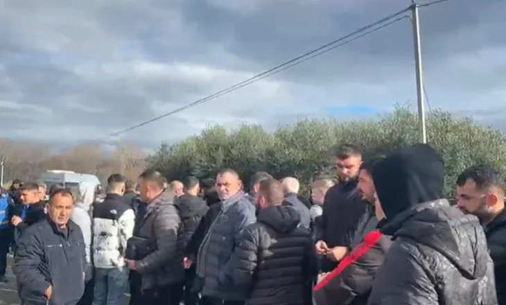 “Situata e përsëritur nga mos pastrimi i kanaleve kulluese”/ Përmbytjet çojnë banorët e fshatit Gjromë në protestë