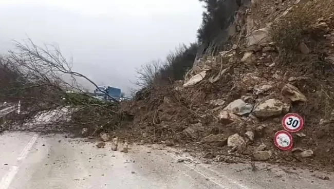 Situata e reshjeve në Shkodër, bllokohen disa akse rrugore, prezencë uji në tokat bujqësore