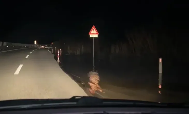 Situata jashtë kontrollit, “tërbohet” Vjosa, uji hyn edhe në autostradën Vlorë-Levan