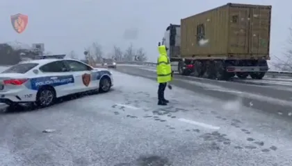 Situata nga moti i keq, policia bën thirrje: Ja akset ku duhet të përdorni zinxhirë