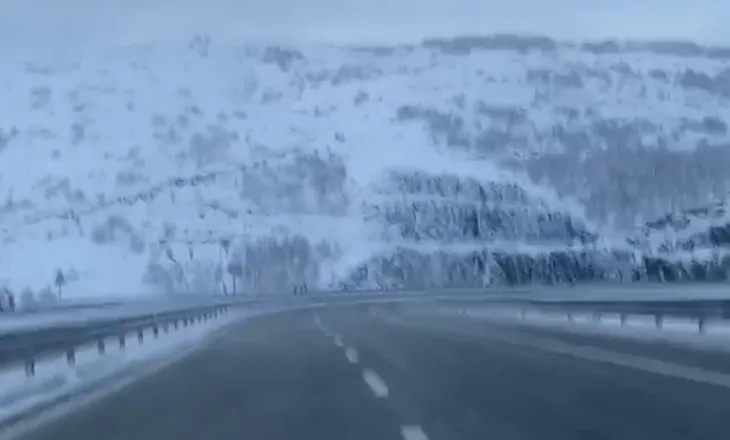 Situata/ Reshjet e dëborës në Rrugën e Kombit, autoritetet, shoferëve: Përdorni gomat dimërore