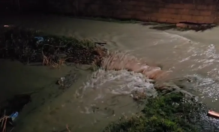 Situatë alarmante në Ferras/ Çahet argjinatura e kanalit të Martinës, uji përmbyt fshatin
