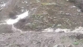 Situatë e rëndë në fshatin Malshovë të Këlcyrës, çarja e dheut rrezikon jetën e re familjeve