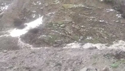 Situatë e rëndë në fshatin Malshovë të Këlcyrës, çarja e dheut rrezikon jetën e re familjeve