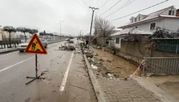 Situatë e rënduar në Pogradec/ Vërshimi i lumit Vërdovë dëmton një pjesë të rrugës, lëvizja bëhet me një korsi