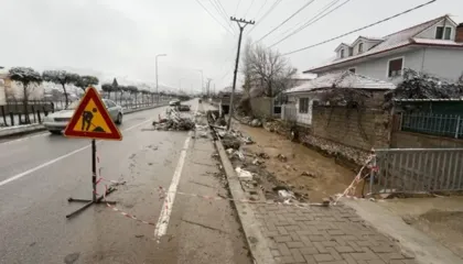 Situatë e rënduar në Pogradec/ Vërshimi i lumit Vërdovë dëmton një pjesë të rrugës, lëvizja bëhet me një korsi