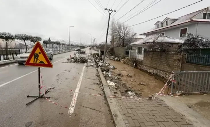 Situatë e rënduar në Pogradec/ Vërshimi i lumit Vërdovë dëmton një pjesë të rrugës, lëvizja bëhet me një korsi