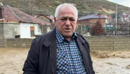 Situatë e rënduar në Rrëmenj të Pogradecit/ Rrugët kthehen në lumenj, banorët: Po na shemben shtëpitë