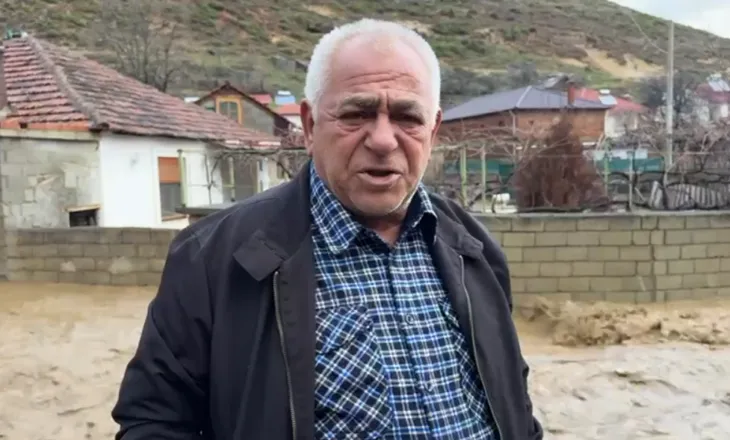 Situatë e rënduar në Rrëmenj të Pogradecit/ Rrugët kthehen në lumenj, banorët: Po na shemben shtëpitë
